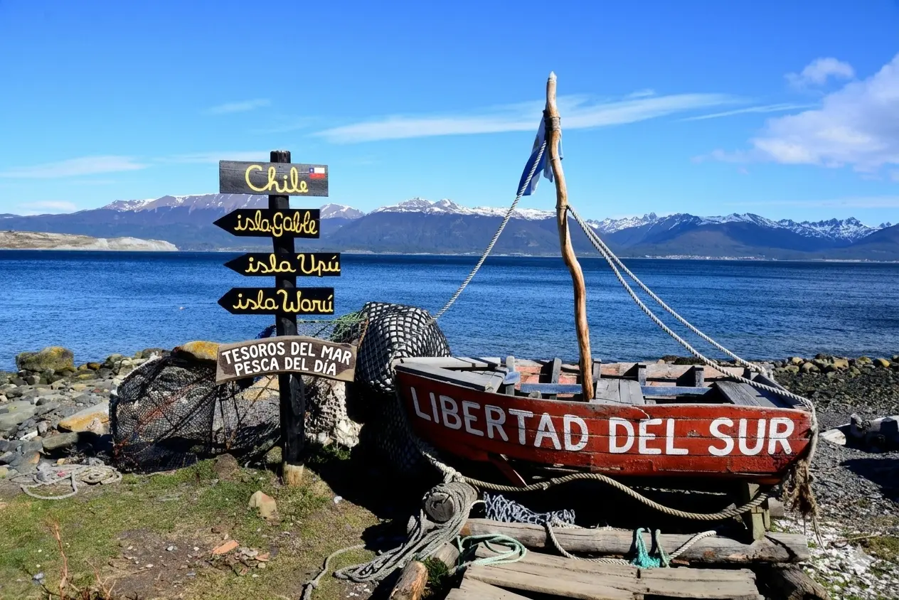 Embarcaciones de pescadores en Puerto Almanza con el Canal Beagle al fondo, Tierra del Fuego